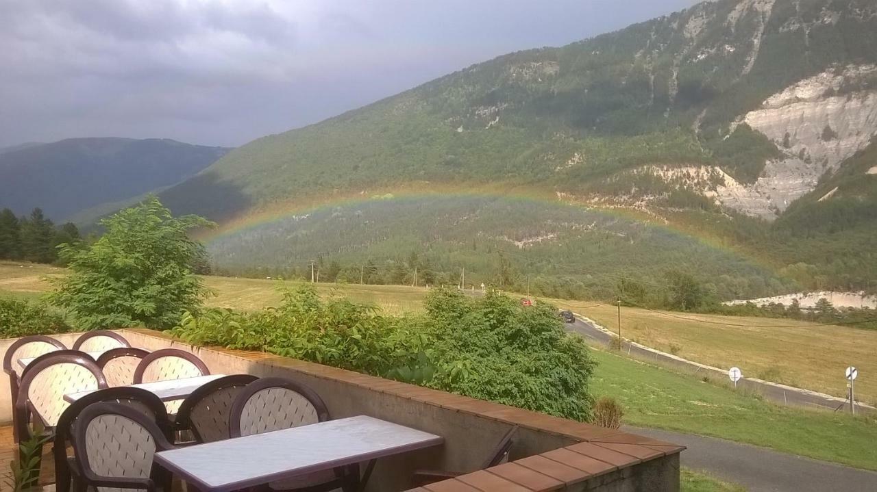 Mas Du Colombier Bed & Breakfast Saint-André-les-Alpes Eksteriør bilde